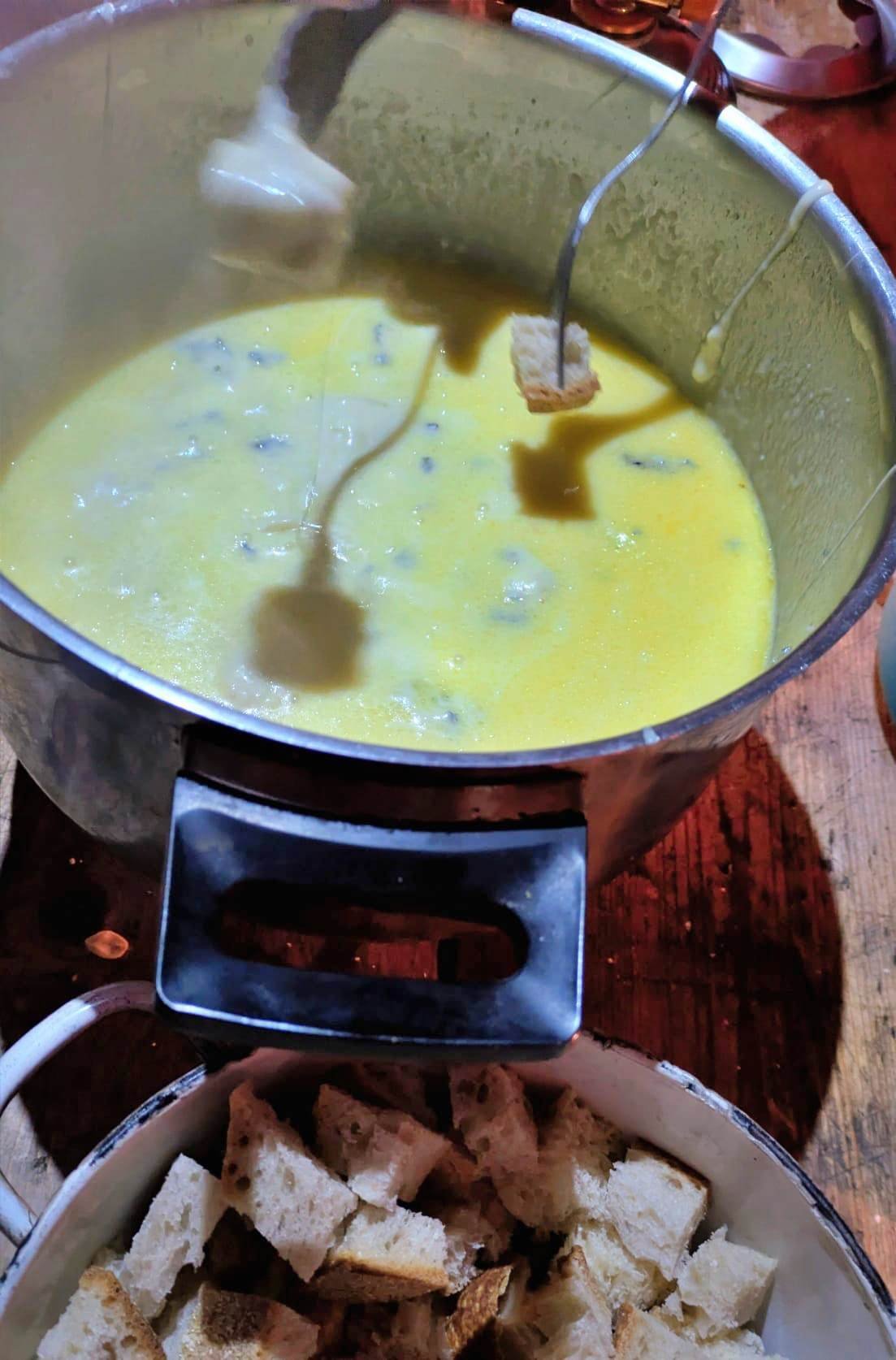 Fondue savoyarde partagée en refuge