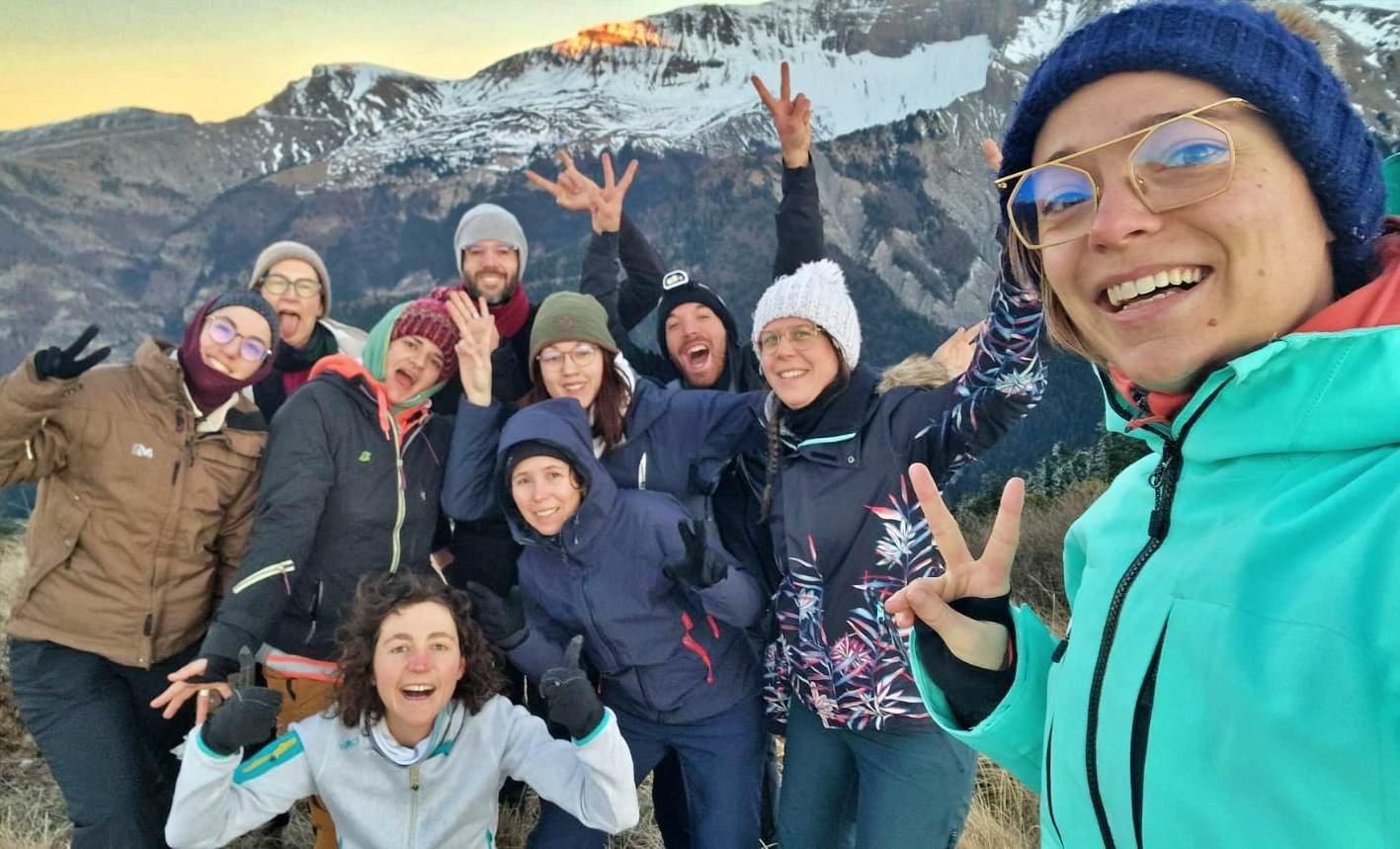 Groupe au sommet lors du séjour La Cabane perdue