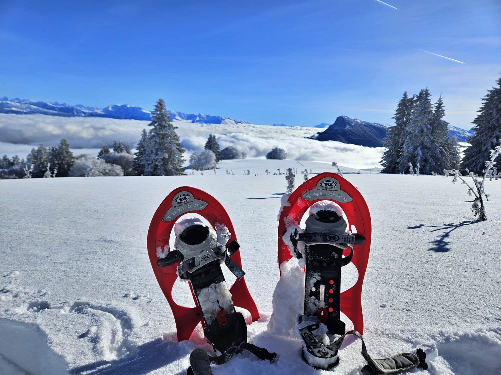 Raquettes dans la neige, panorama sur la mer de nuages