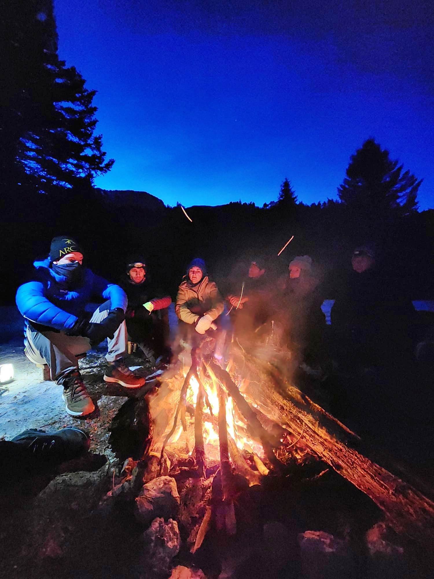 Veillée autour du feu de camp