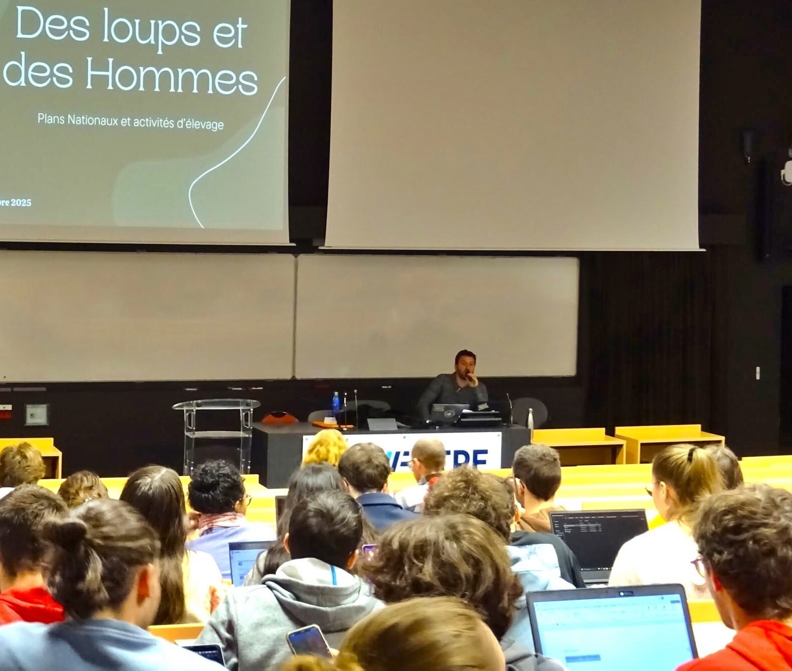 Clément en randonnée dans les sommets