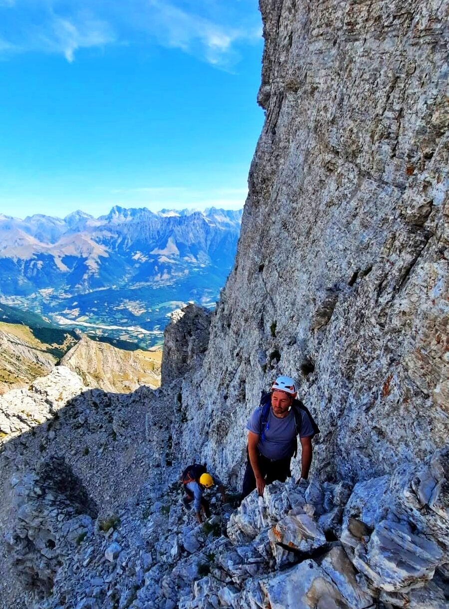 Clément sur une crête rocheuse