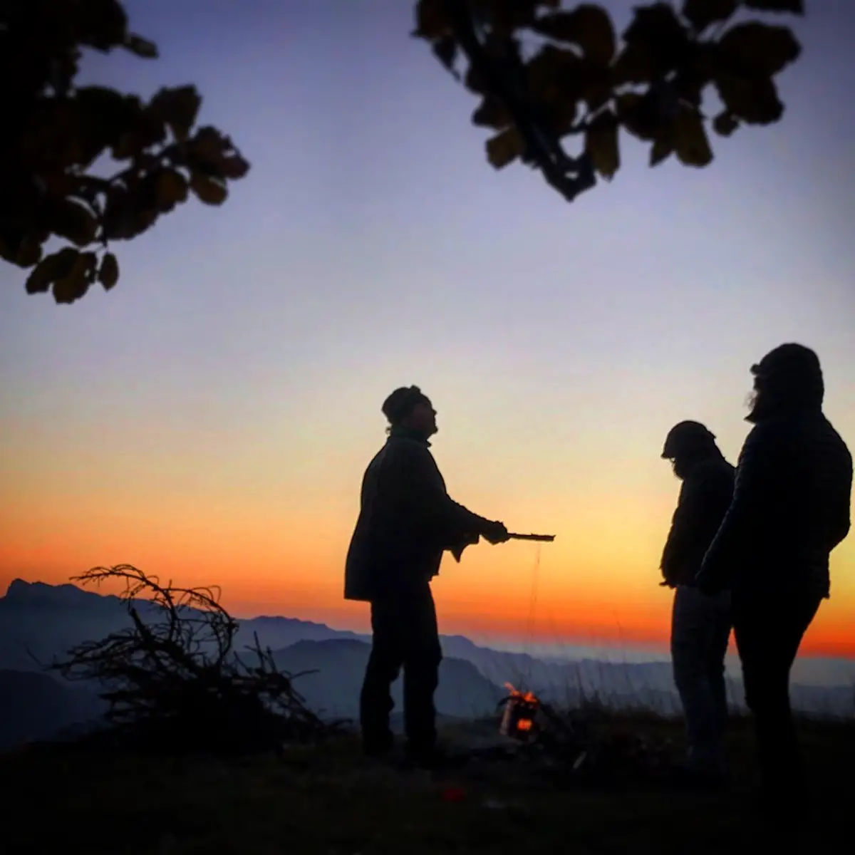 Veillée au coucher du soleil en montagne