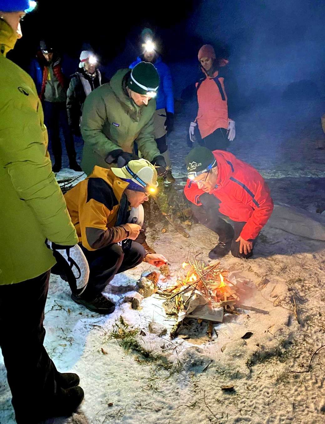 Allumage du feu de camp à la nuit tombée