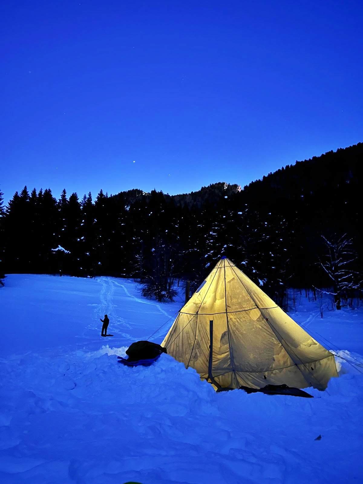 Tipi illuminé au crépuscule