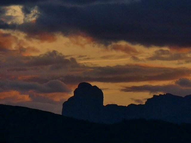 Ciel orageux et silhouette de falaise au coucher du soleil