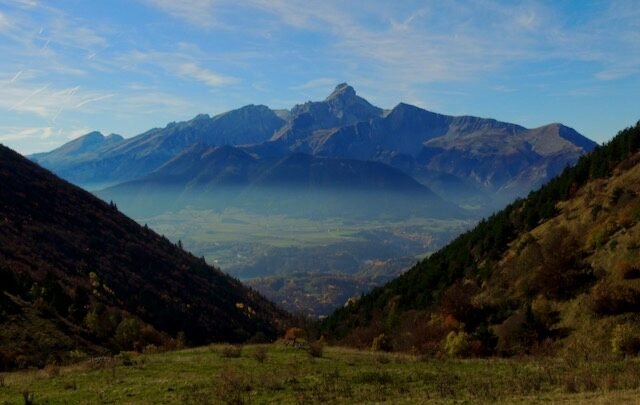 Panorama sur les montagnes et la vallée dans la brume