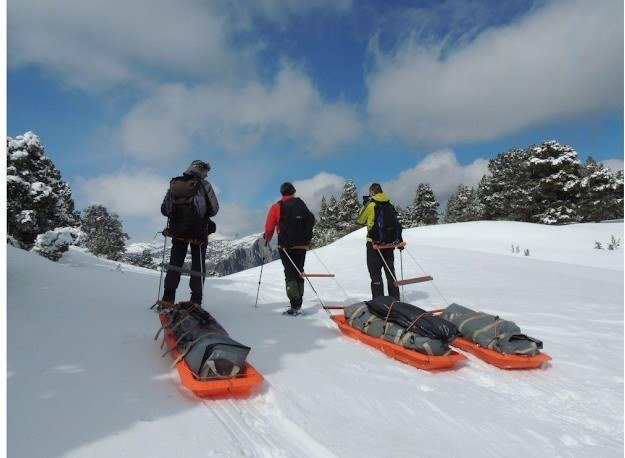 Groupe tirant les pulkas en forêt vers le lac du Poursollet