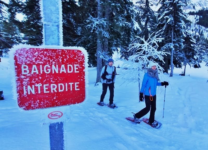 Panneau baignade interdite, sous la neige