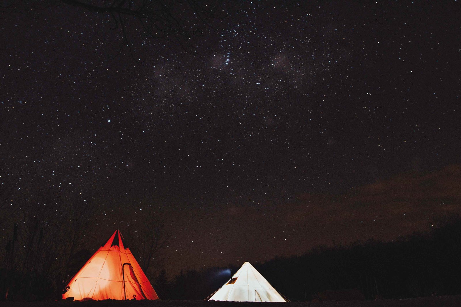 Tipis illuminés sous un ciel étoilé