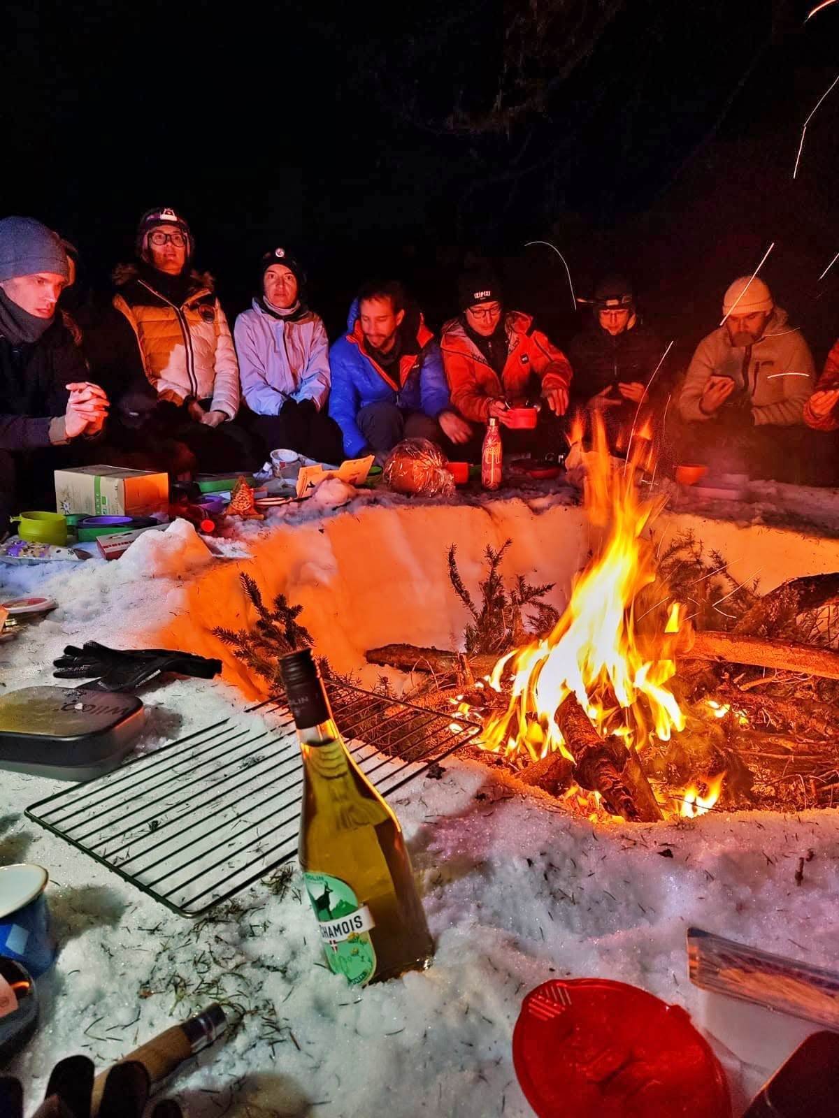 Veillée autour du feu de camp
